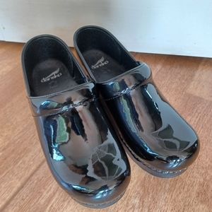 Dansko shoes size 39 wide shiny black